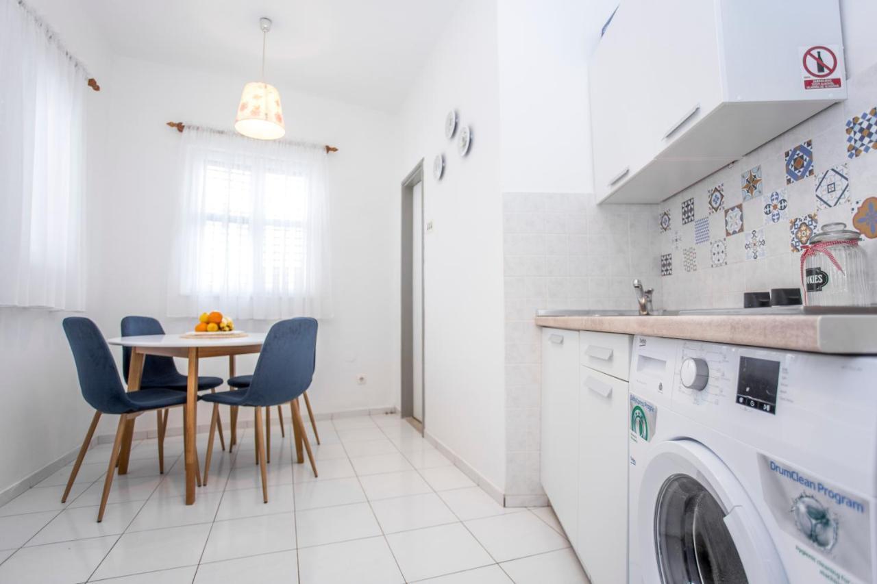 Apartment'S Dalmatia Sibenik Bagian luar foto